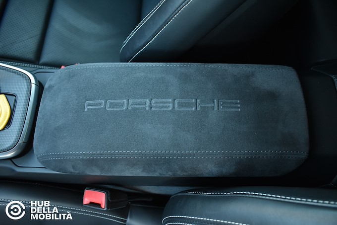 PORSCHE 911 Carrera 4S